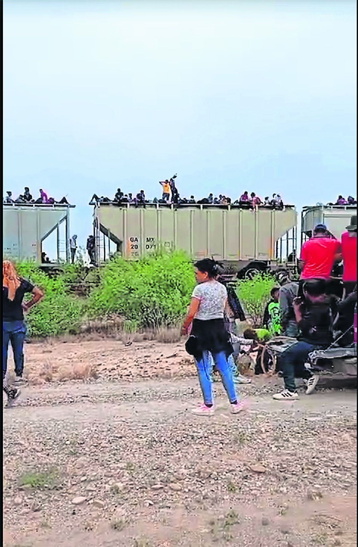 Rescatan a 119 migrantes y detienen a 4 presuntos polleros en el Edomex