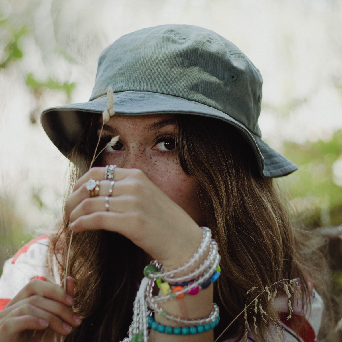 Cómo usar un bucket hat