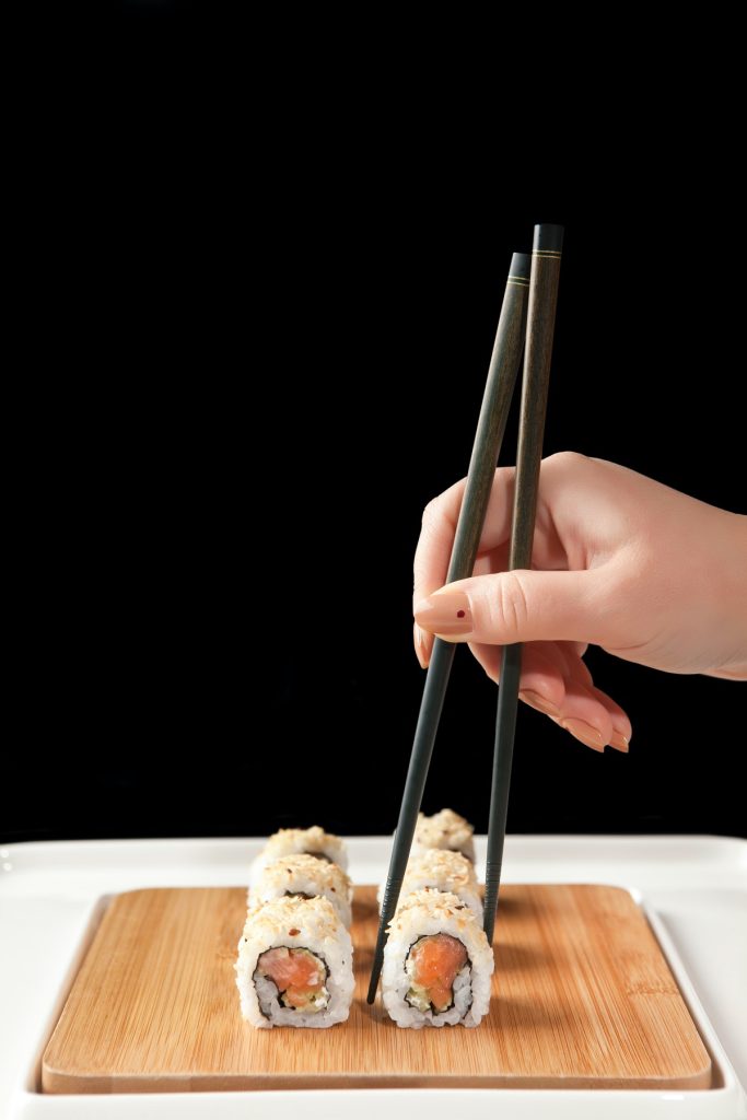 Aprender a usar palillos chinos requiere de paciencia. Foto: Unsplash