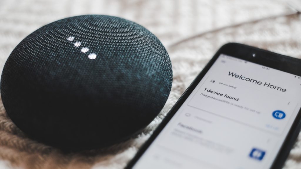 Por qué Siri y Alexa tienen voz de mujer