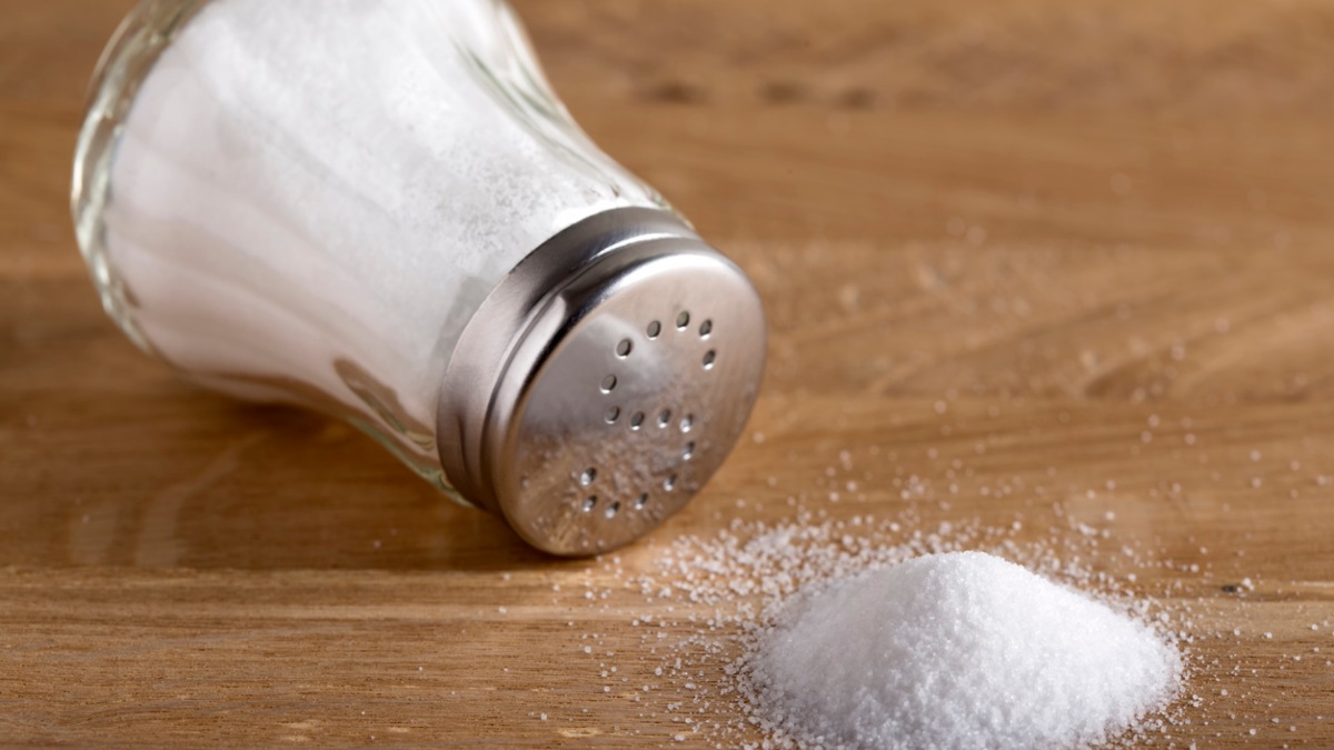 Estos son los riesgos para la salud de consumir demasiada sal