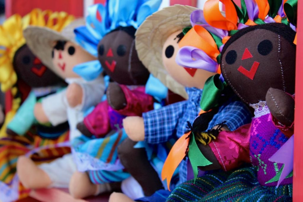 La muñeca lele otomí es otra opción de artesanía mexicana para decorar.