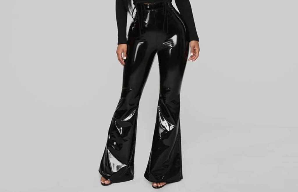Una prenda que no te puede faltar son unos pantalones de látex.