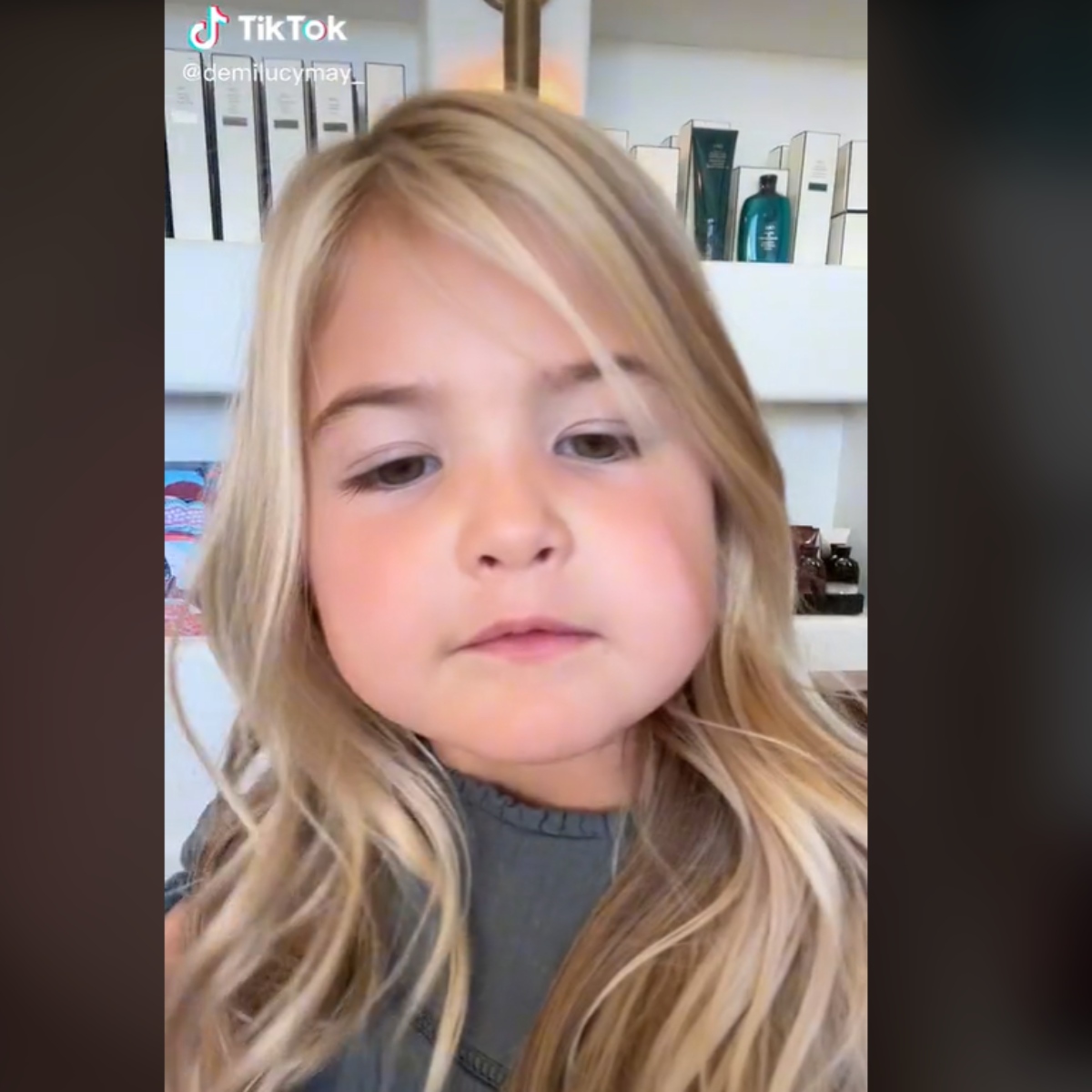 Critican a influencer por decolorar el pelo de su hija de 5 años