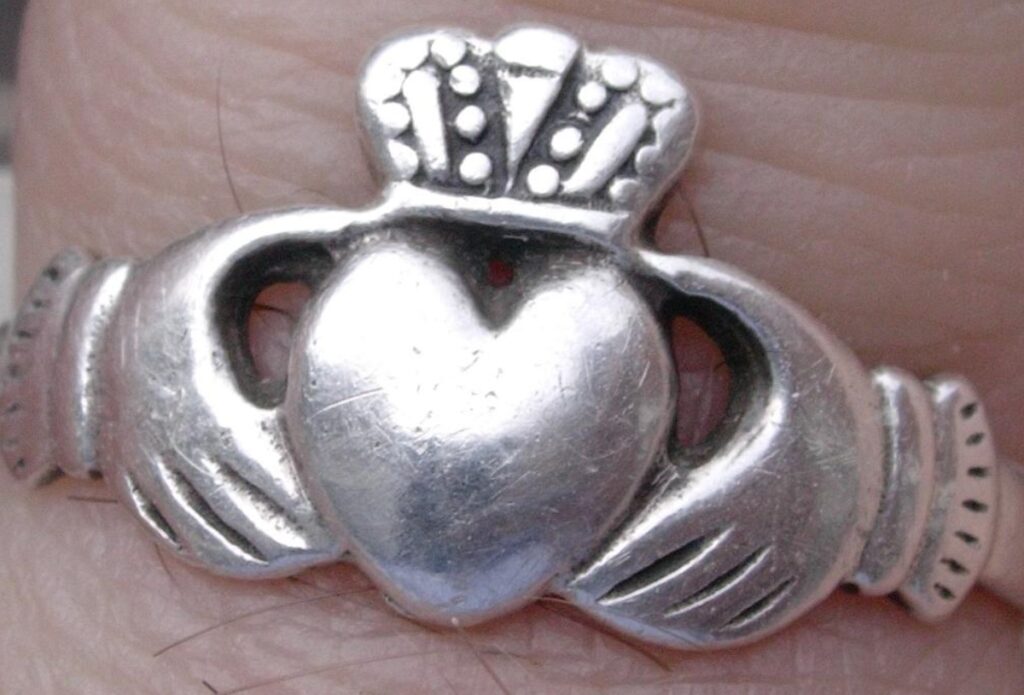 anillo de Claddagh