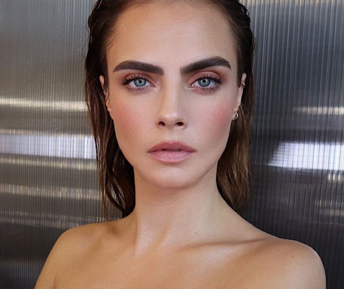 Cara Delevingne muestra cómo estilizar lencería elegantemente