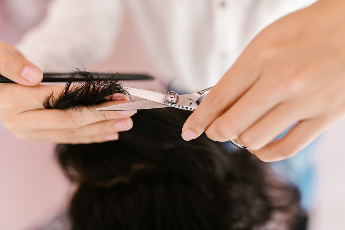 Qué le pasa a tu cabellera si te cortas el pelo cuando está seco