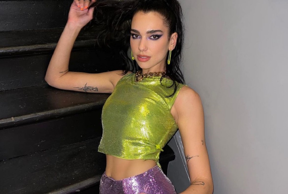 El look con el que Dua Lipa trajo de regreso la moda de los 70