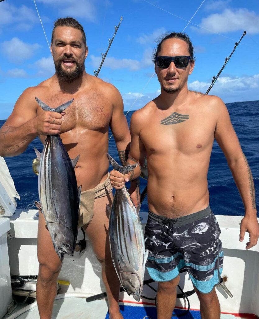 Jason Momoa se broncea con traje de baño diminuto en Hawái