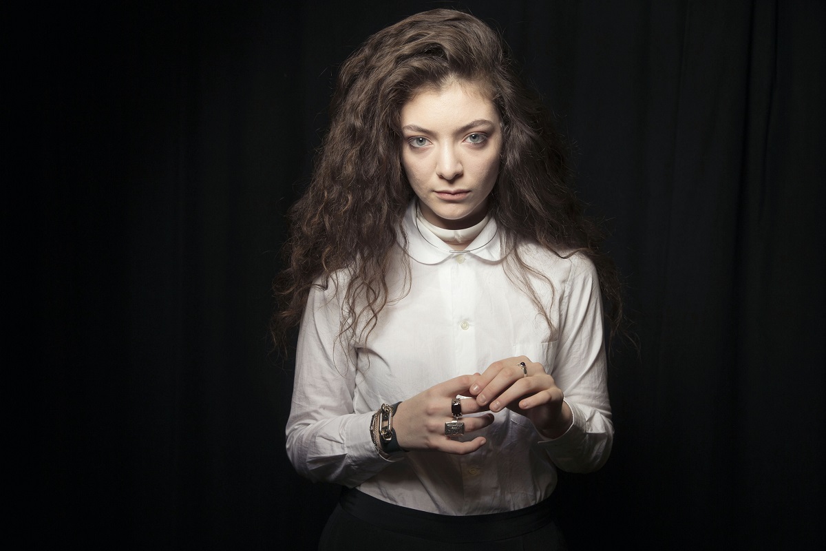 Lorde ya está en México y sorprende con pelo rubio platinado