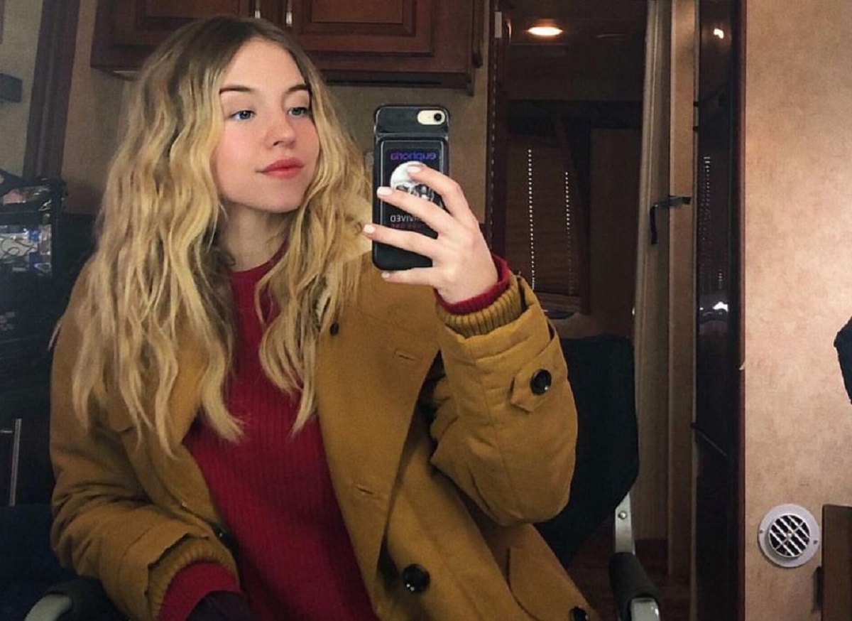 El look de Sydney Sweeney durante su viaje al desierto del Sahara