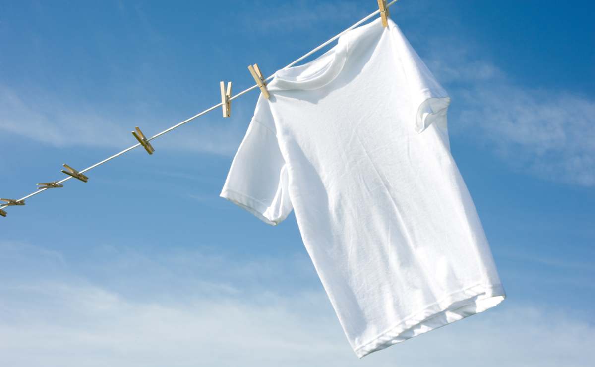 Cómo quitar las manchas amarillentas de la ropa blanca al lavarla