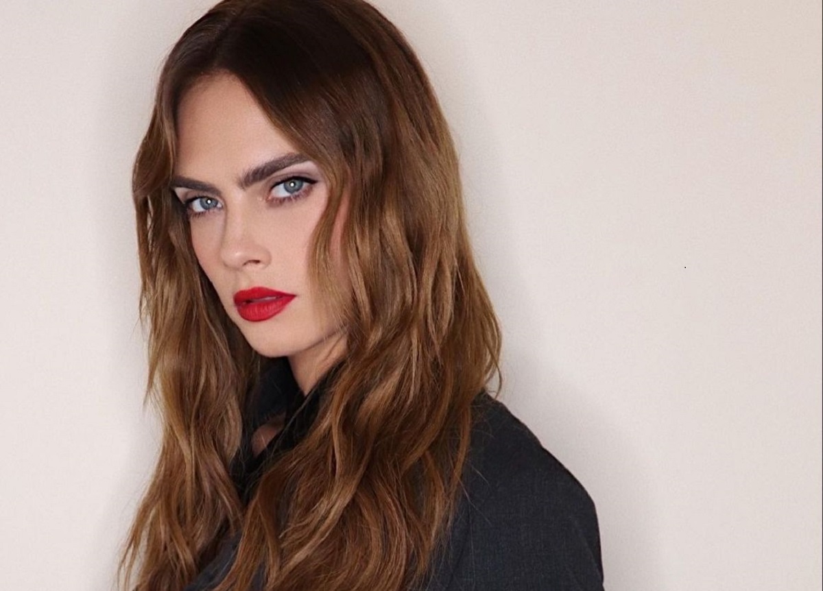 El look 'sin cejas' de Cara Delevingne en el desfile de Rihanna