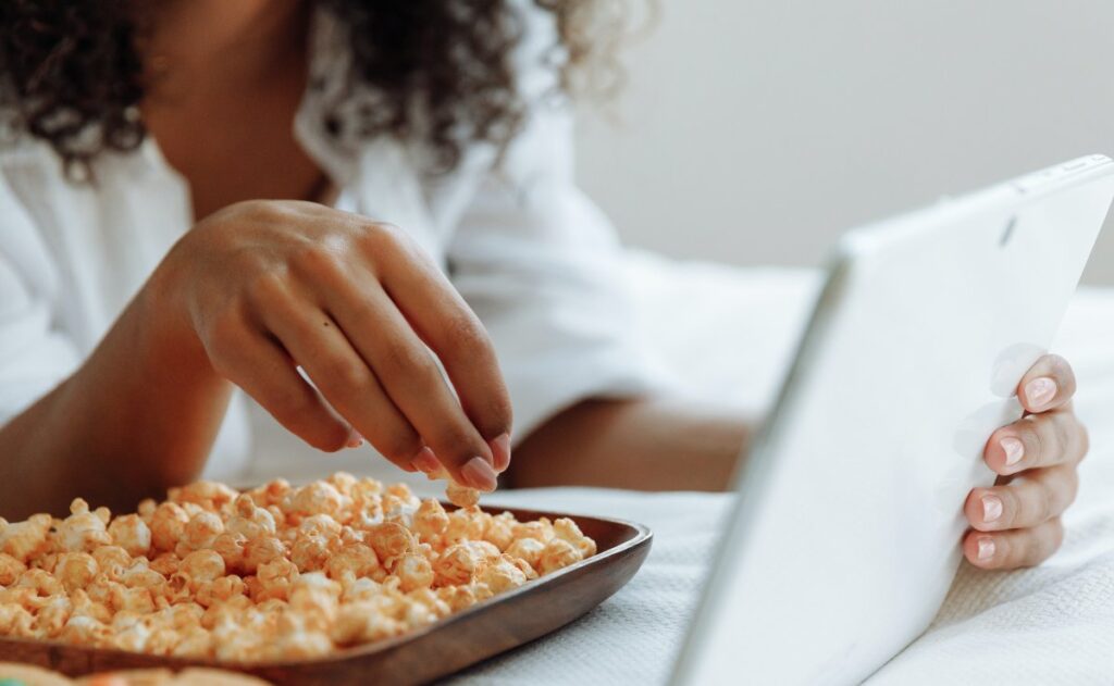 comer en frente televisor