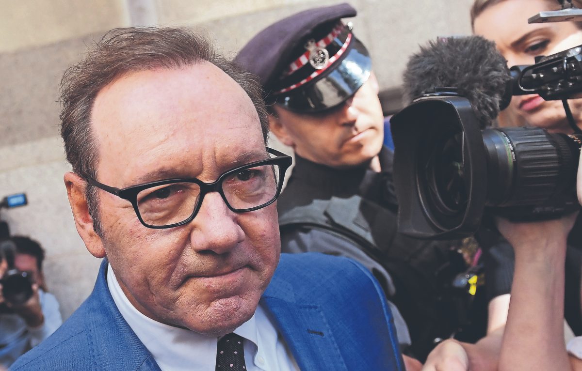 Kevin Spacey enfrenta 7 nuevos cargos penales en Reino Unido