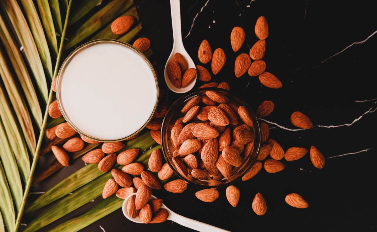 ¿Consumes leche de almendras? Esto puede hacerle a tu cuerpo