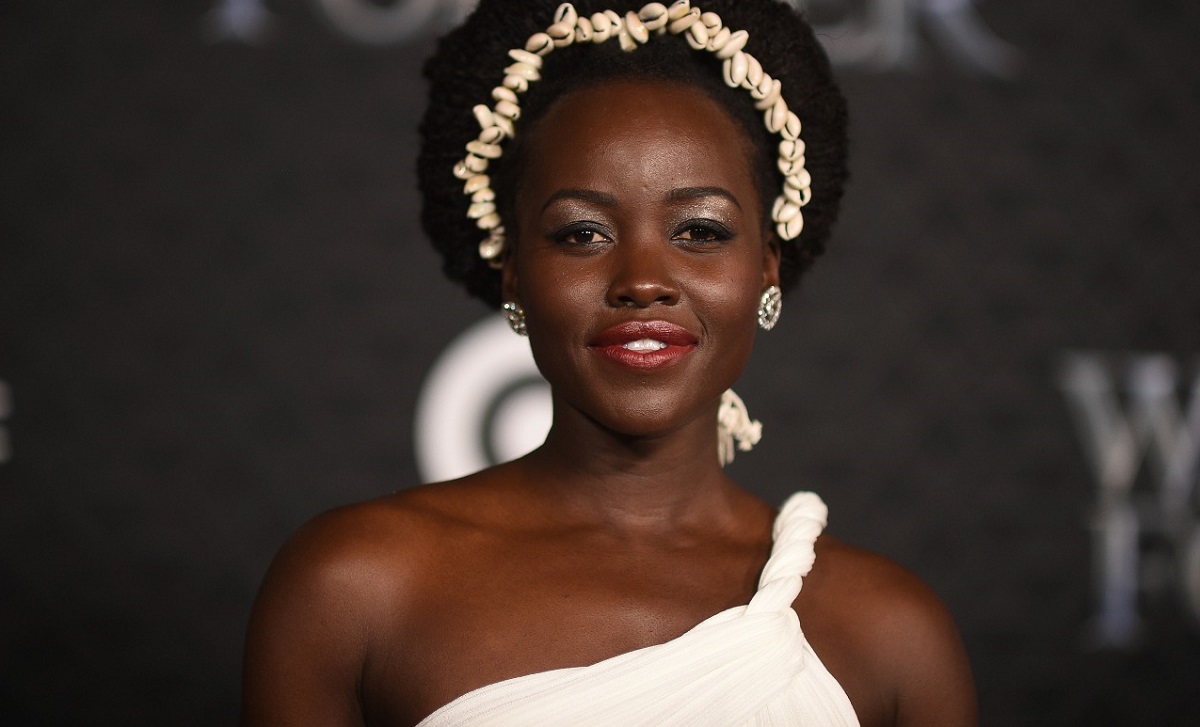 Lupita Nyong’o muestra cómo llevar lipstick metálico sin fracasar