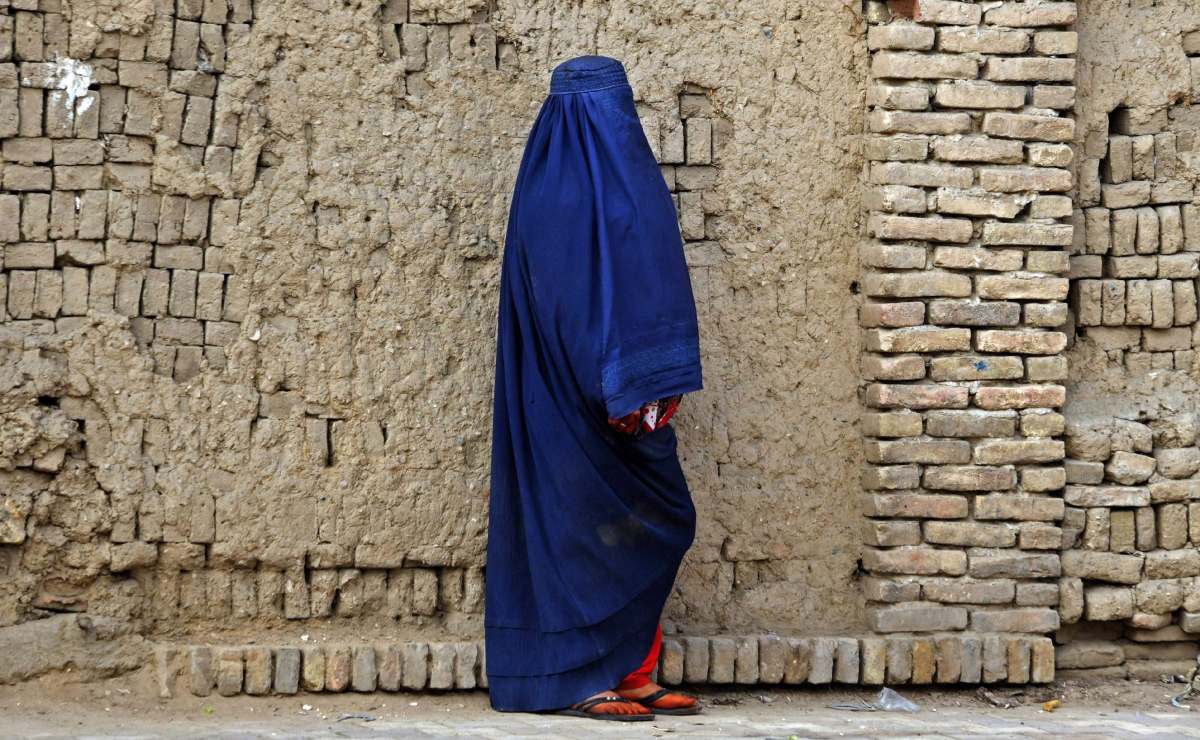 En Afganistán prohíben a mujeres la educación universitaria