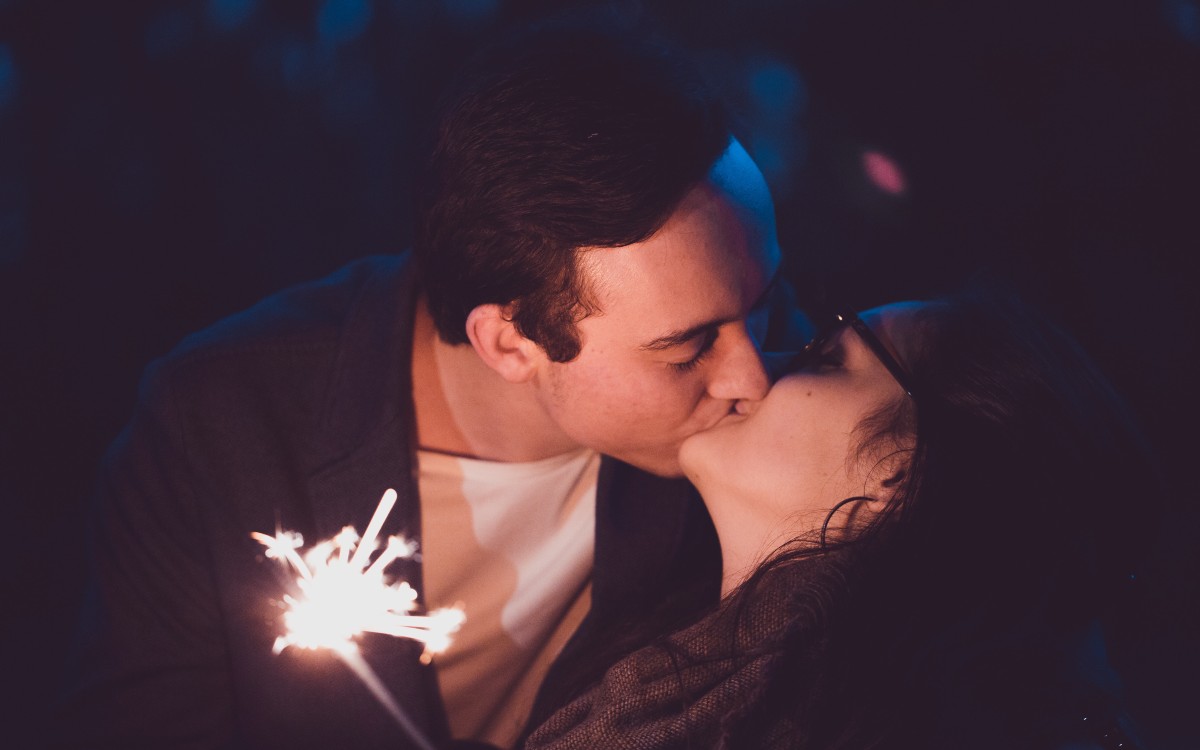 Por qué mucha gente se besa al terminar el conteo de Año Nuevo