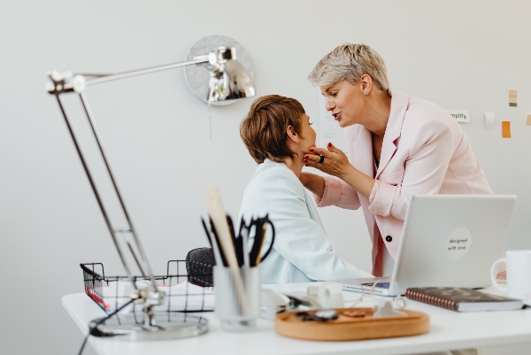 Cómo manejar un romance en el trabajo