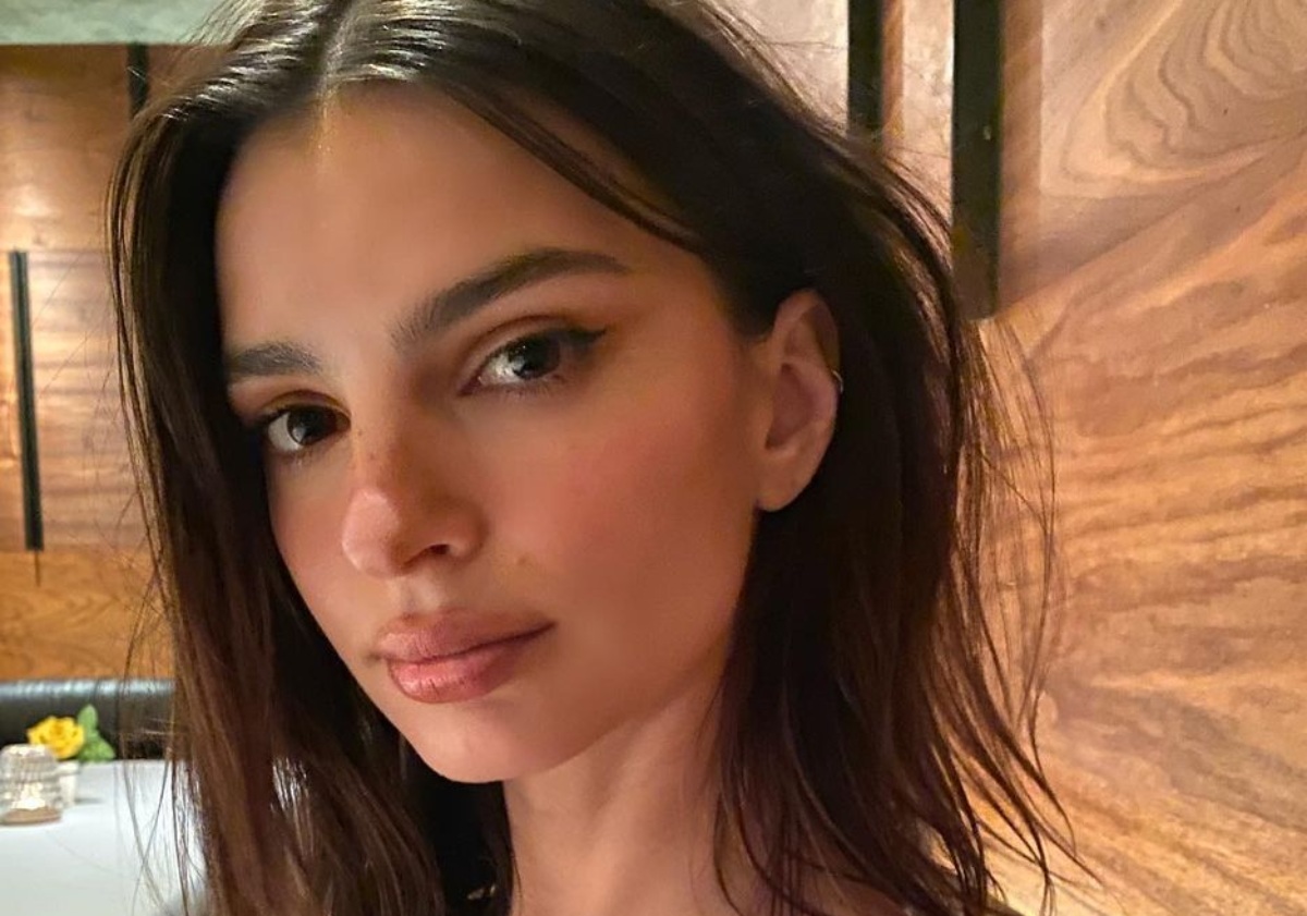 Los looks ‘motomami’ de Emily Ratajkowski para ver a Rosalía