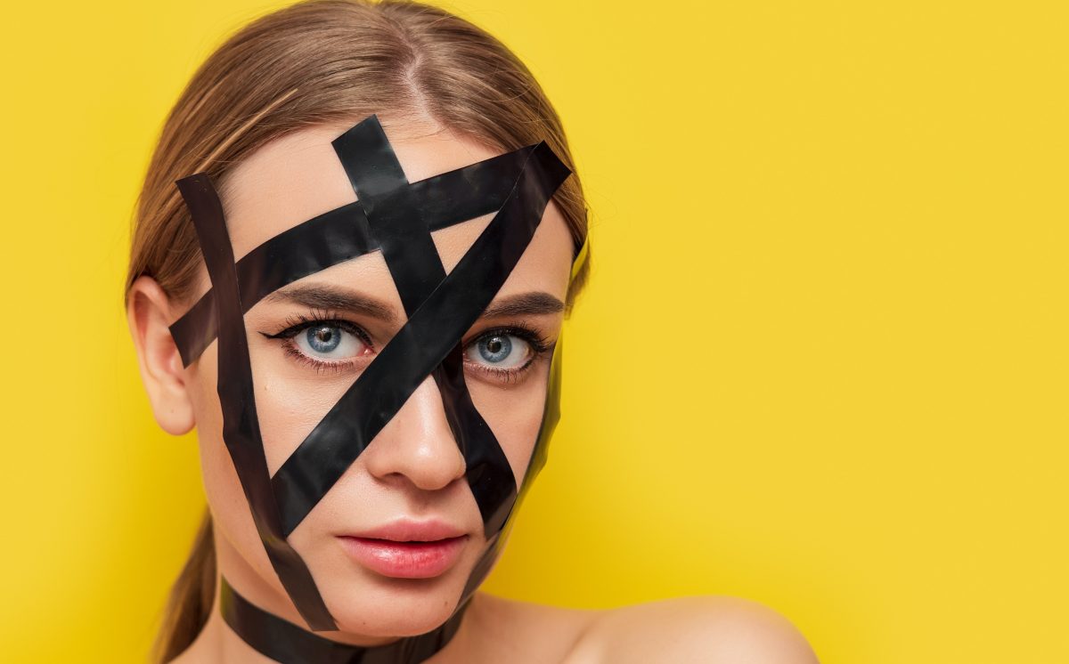 'Face taping', el tratamiento de belleza exprés viral en TikTok