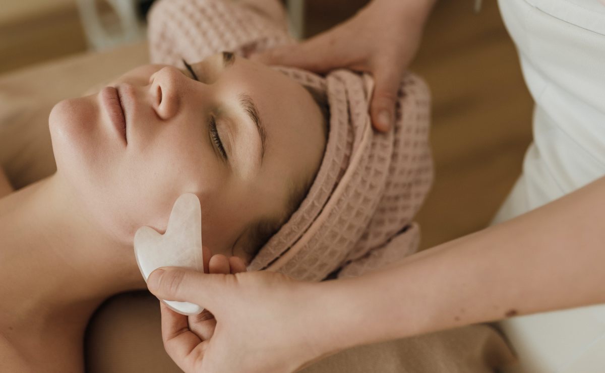 Si haces esto con tu ‘gua sha’, podrías causarte arrugas