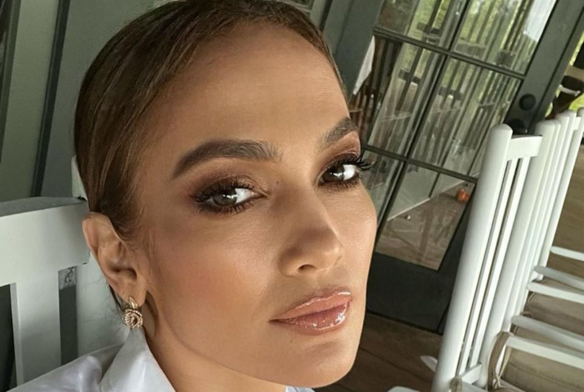 Jennifer Lopez resalta su belleza con look monocromático rojo