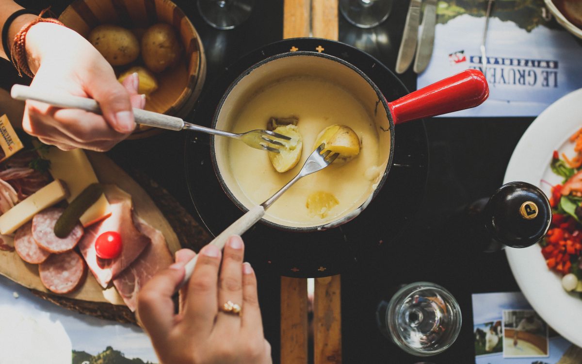 Qué necesitas para preparar un rico fondue en tus reuniones