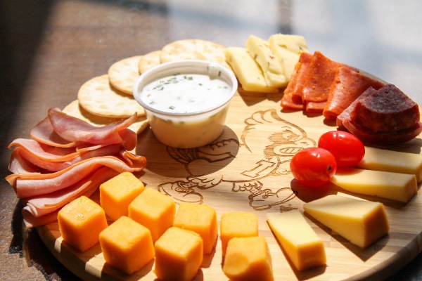 Cómo armar una tabla de quesos y carnes frías; qué lleva y paso a paso