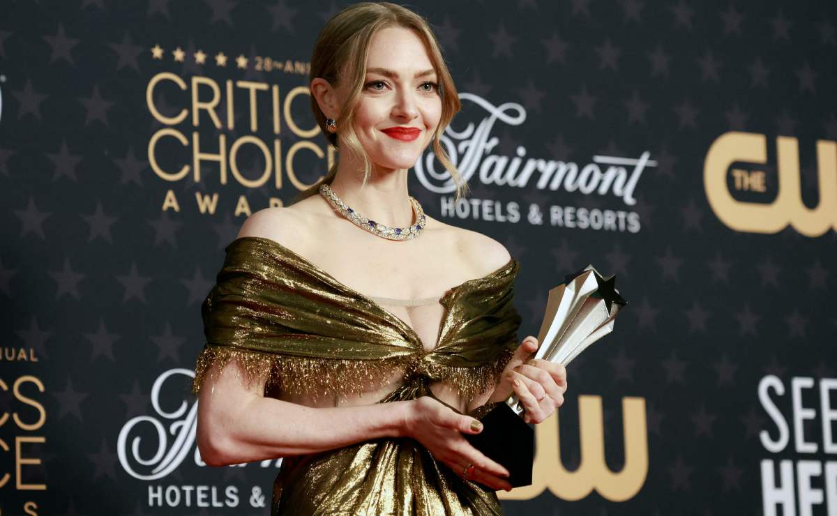 Así se le rompió el vestido a Amanda Seyfried en los Critics Choice