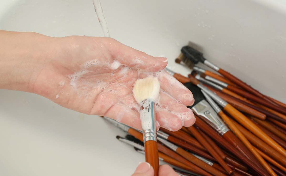 C mo y cu ndo lavar las brochas para maquillaje sin maltratarlas