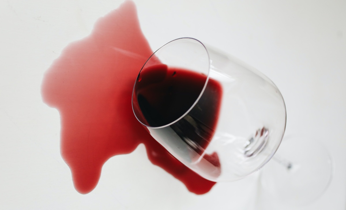 Descubre cómo quitar manchas de vino de manera efectiva