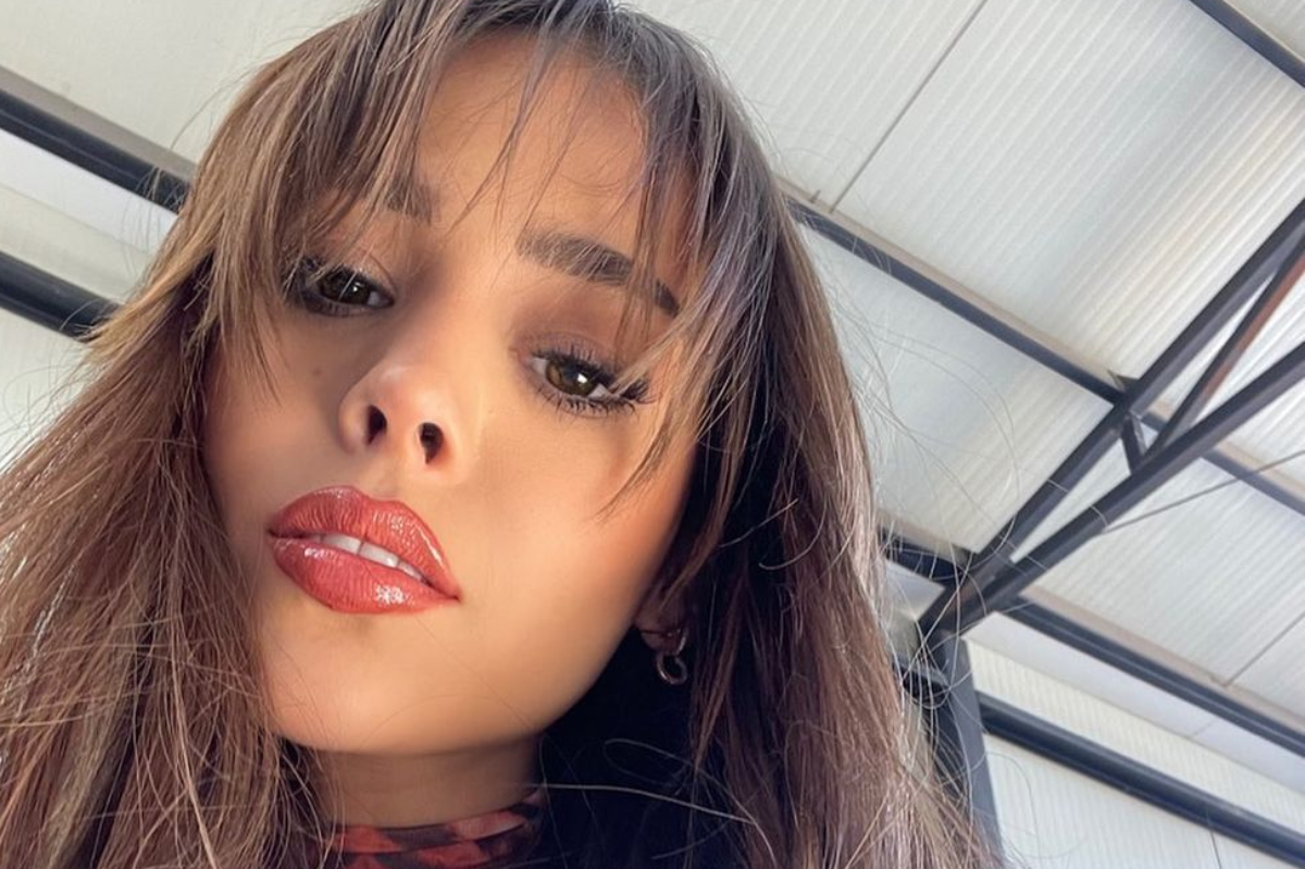 Danna Paola presume su belleza con look dosmilero de mezclilla