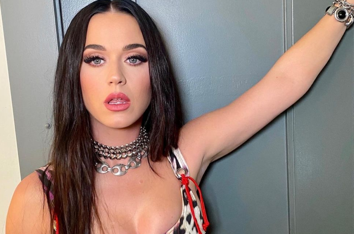 Katy Perry sorprende con 'cowgirl look' y body de transparencias