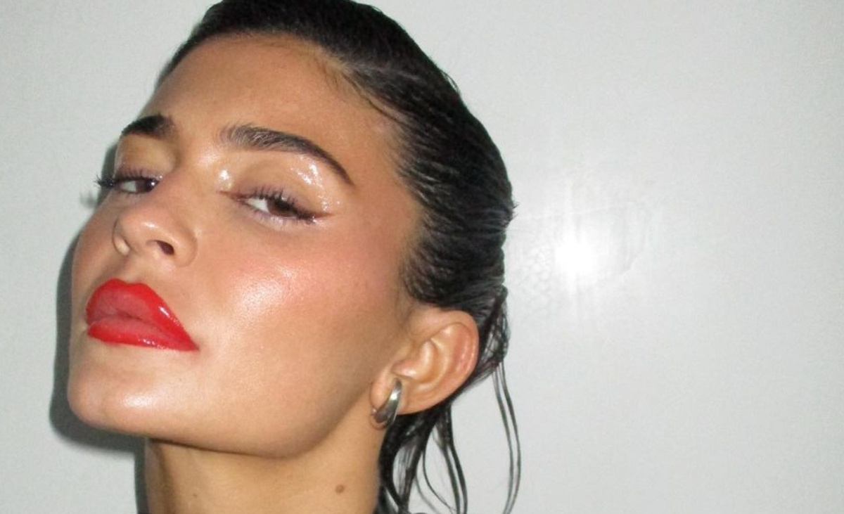 Kylie Jenner reinventa su estilo y se une a la moda ‘sin cejas’