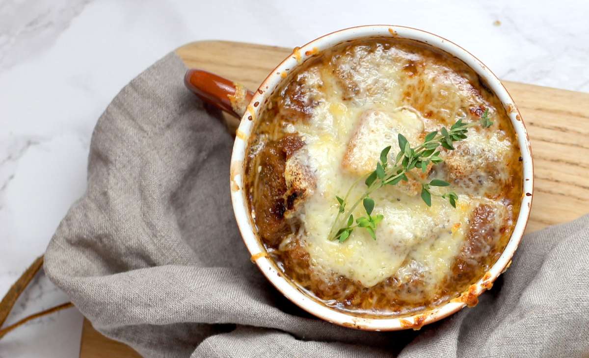 Cómo preparar una rica sopa de cebolla para los días de frío