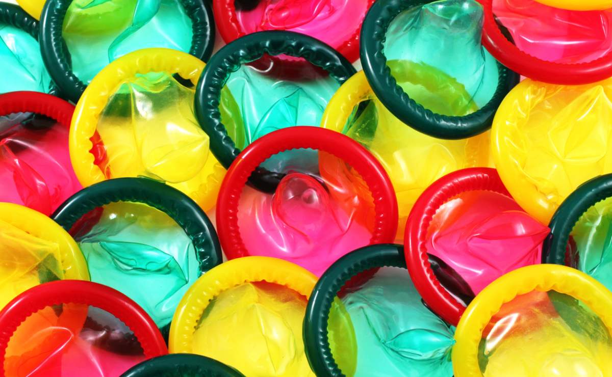 Por qué NO se deben usar dos condones al mismo tiempo