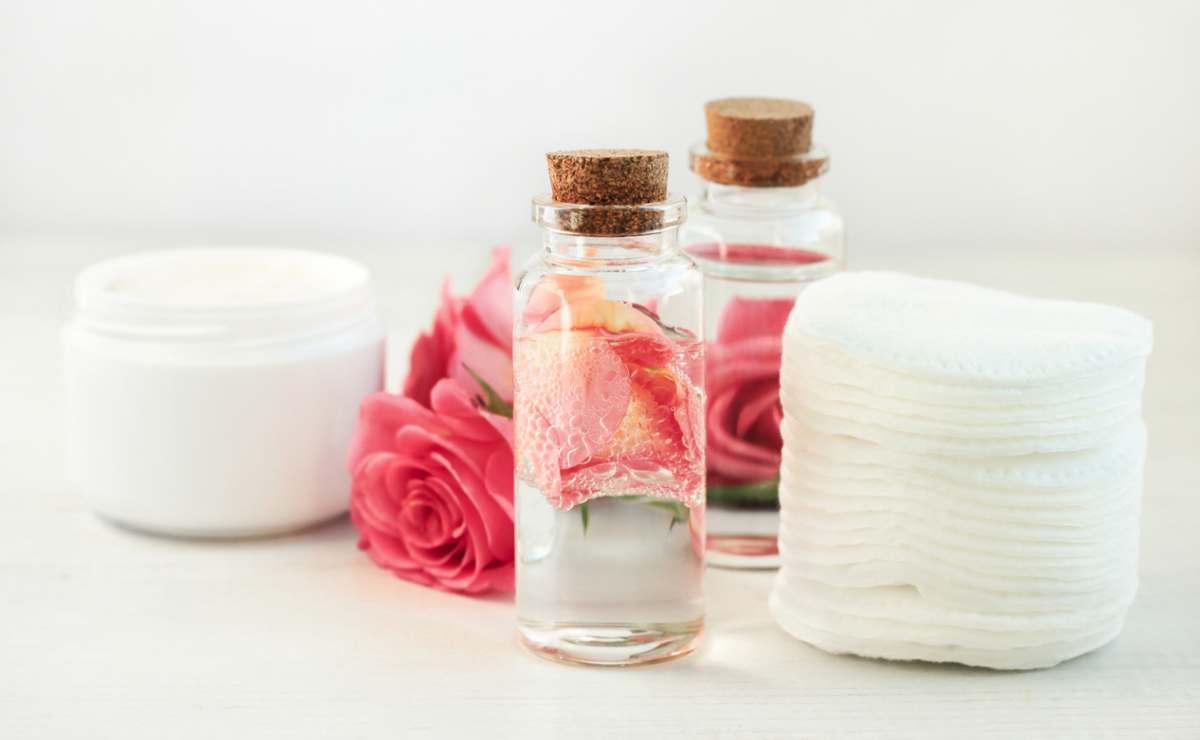 ¿Para qué sirve el agua de rosas? Te contamos sus beneficios