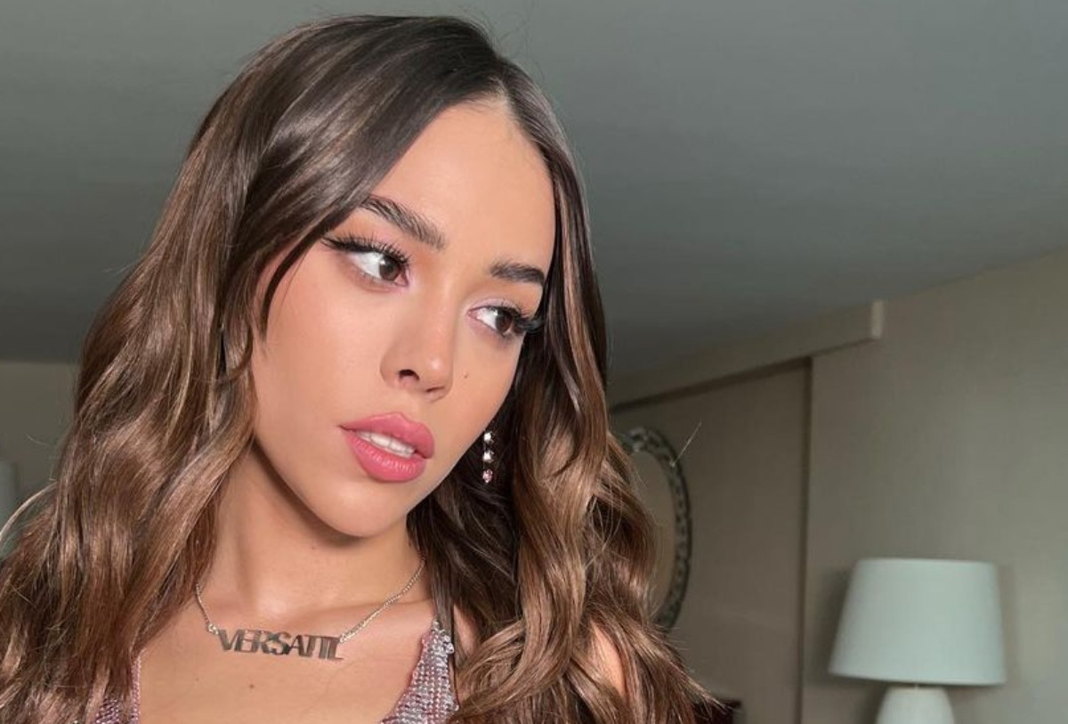 Danna Paola derrocha estilo con look tipo vampiresa y corsé rojo