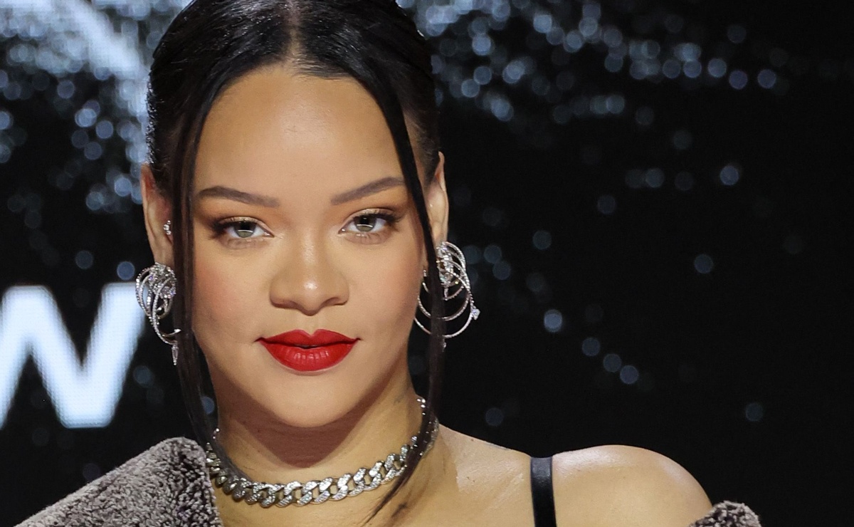Rihanna reaparece y presume su ‘baby bump’ con total denim look