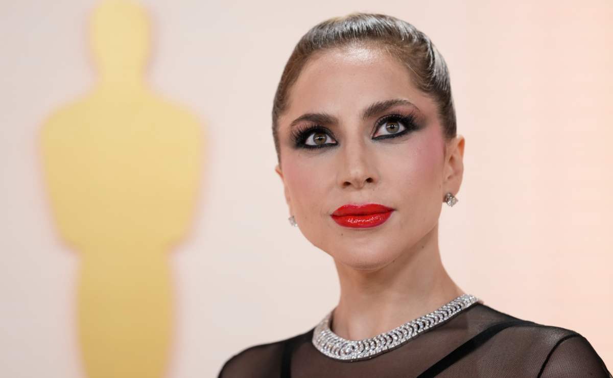 Lady Gaga, de cara lavada y playera, hace historia en los Oscar