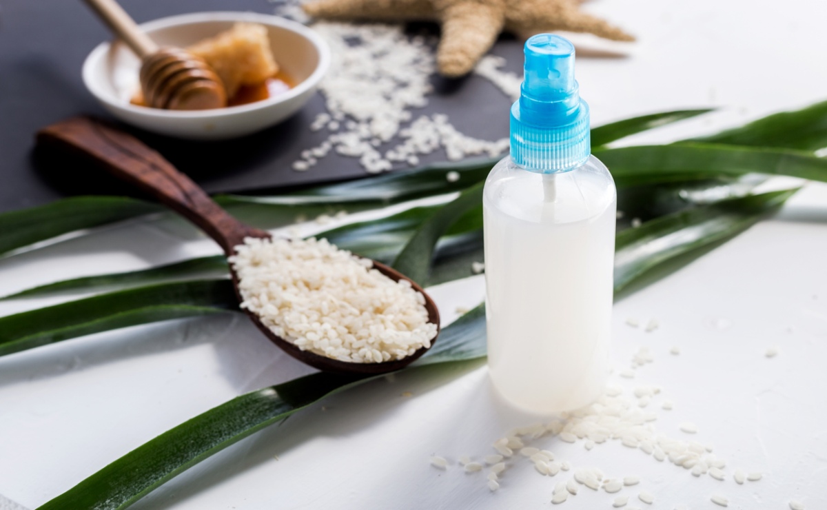 Cómo preparar agua de arroz para revitalizar tu cabellera