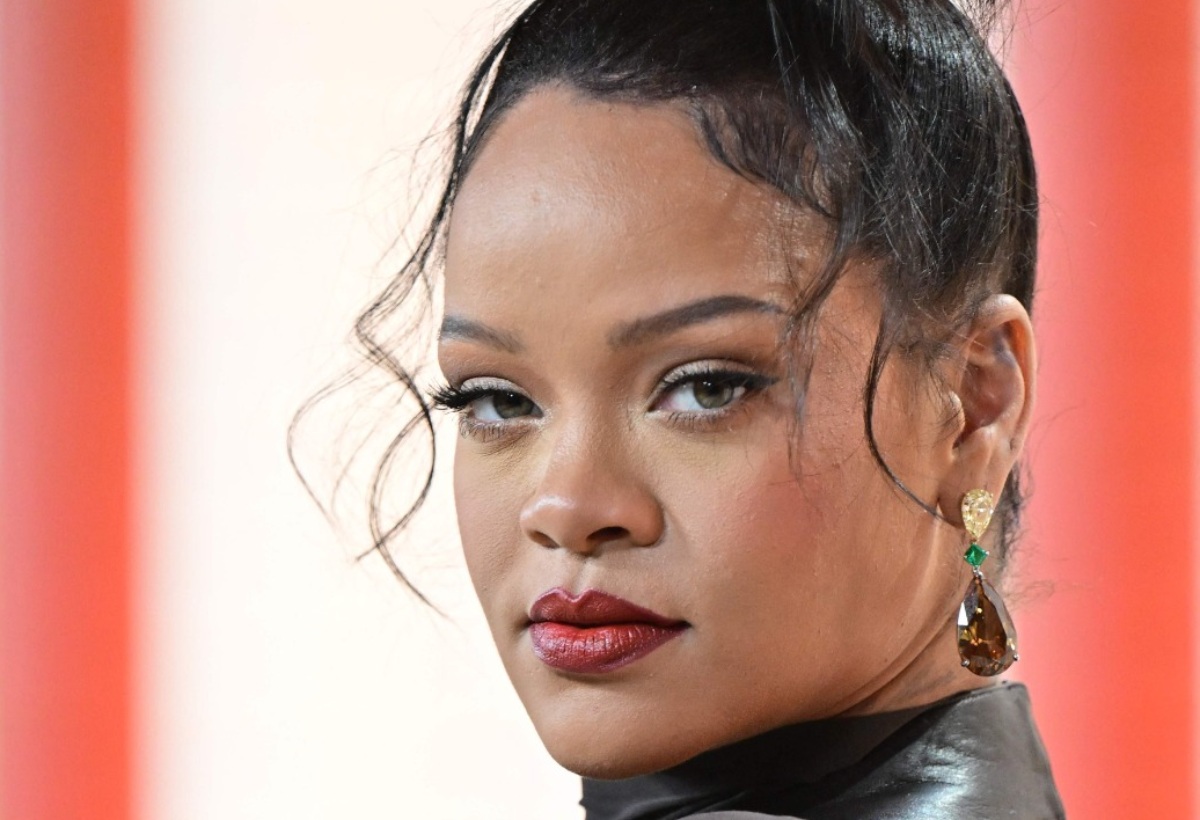 Rihanna presume orgullosa su 'baby bump' en atuendo transparente