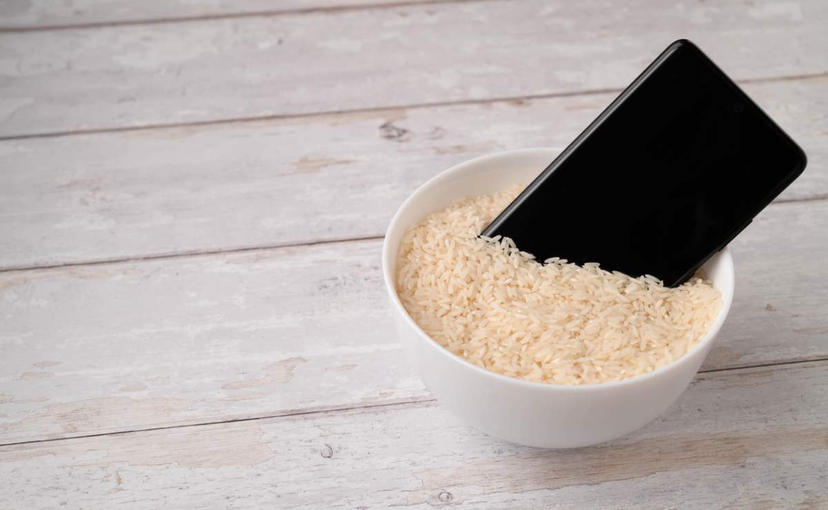 ¿De verdad funciona el truco del arroz si se moja tu celular?