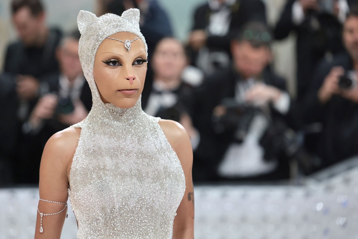 MET Gala 2023, Doja Cat impacta al llegar disfrazada de gato