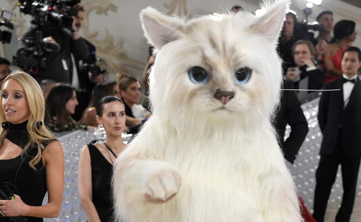 ¡Más gatos! Jared Leto llega a la Met Gala con botarga de ‘Choupette’