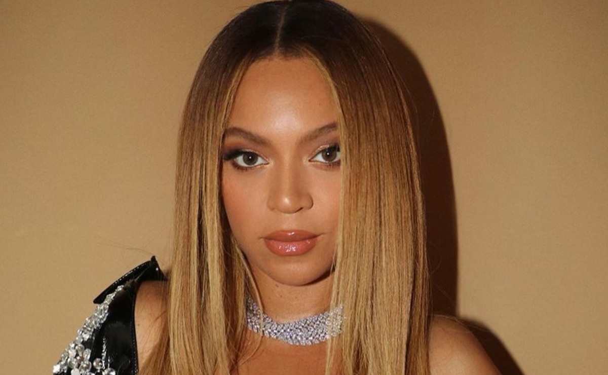 Beyoncé deja al descubierto su lencería con 'total black look'