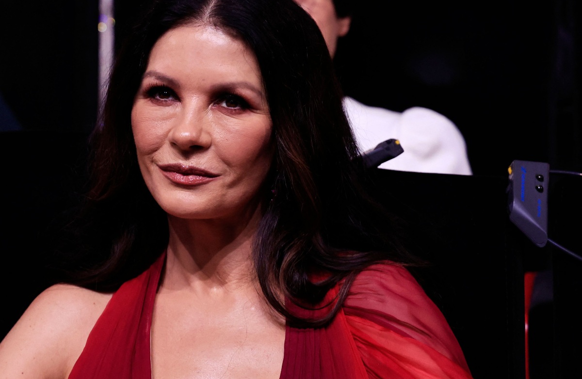 Catherine Zeta-Jones luce arriesgado vestido rojo en Cannes