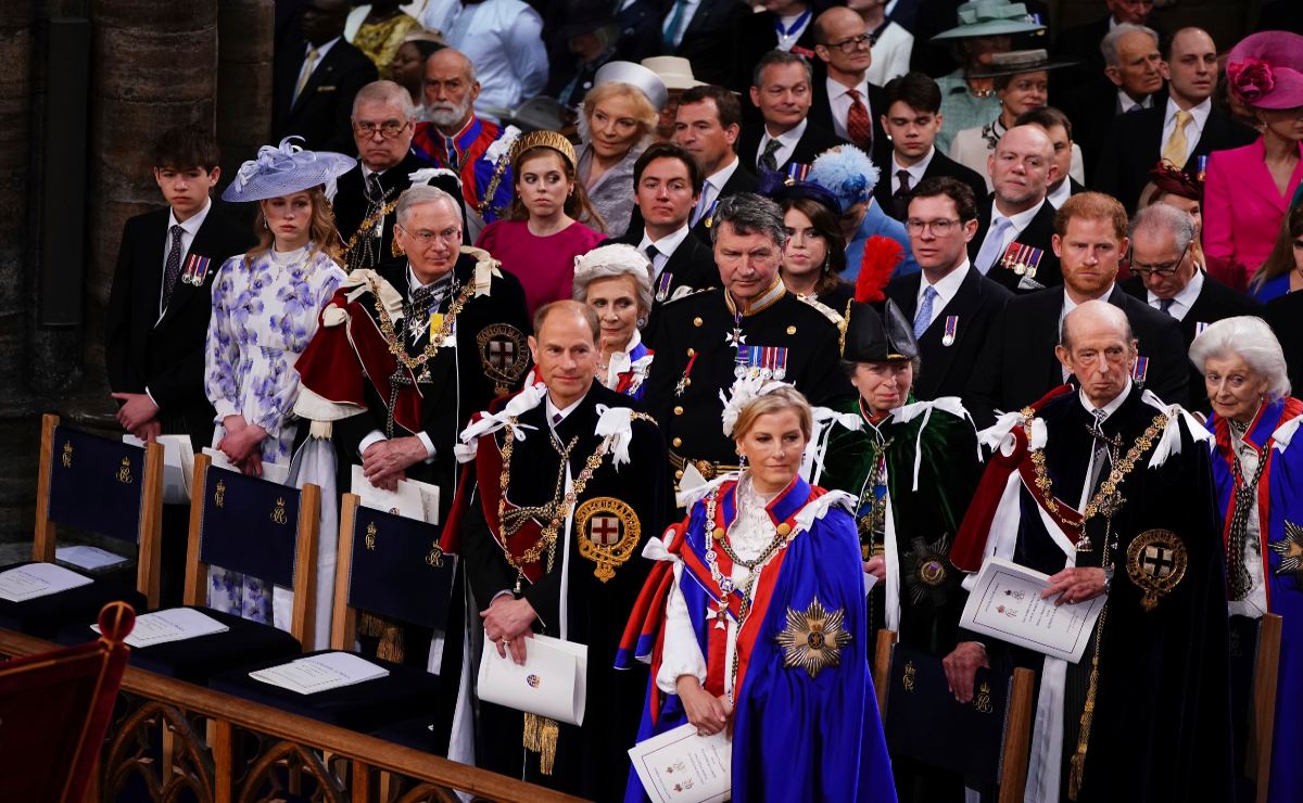 Miembro de la familia real se queja de su lugar en la coronación